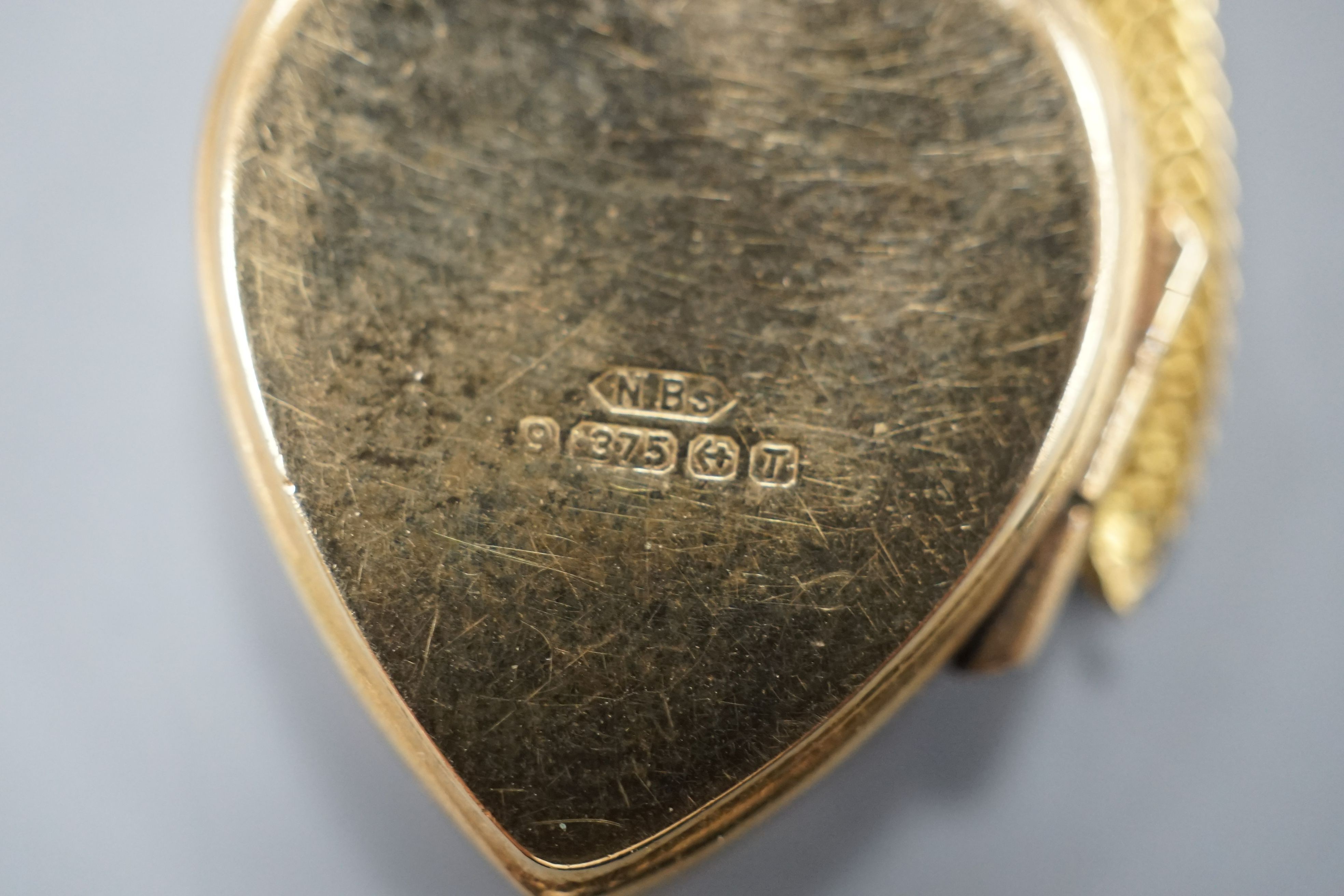 A 1908 gold half sovereign in unmarked mount, three assorted 9ct gold necklaces, one a.f.; a Victorian ring and a heart shaped locket, gross 30.4 grams